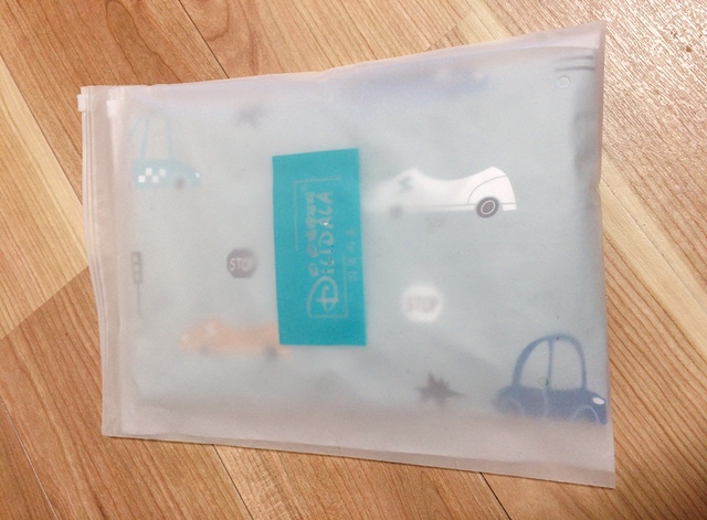 amazonで買えるテーブルクロス一体型のベビーエプロン