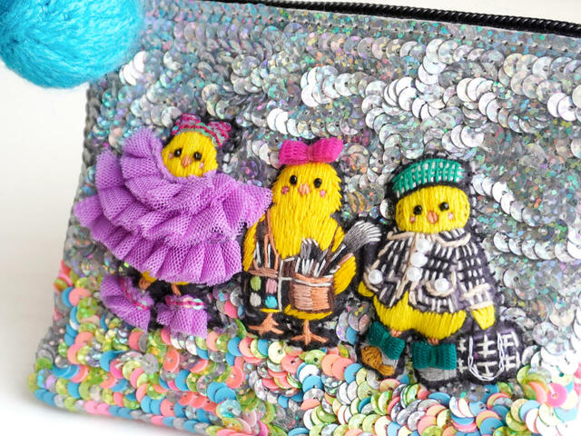 「ピヨコレポーチ+ピヨピヨ煎餅」＜価格：8,800円（税込）＞【【伊勢丹新宿店限定】刺繍のヒヨコが可愛い「ピヨコレ缶」のヒヨコが『バッグチャーム』や『ポーチ』のお洒落アイテムに♪】