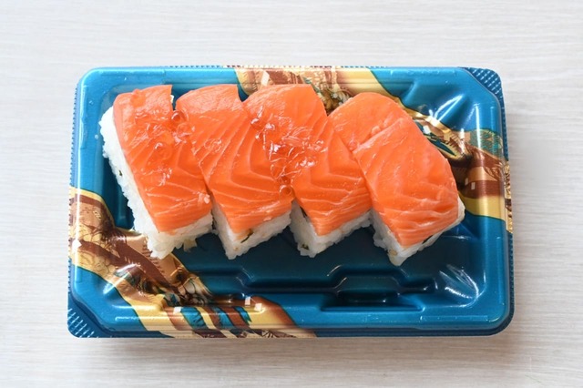【角上魚類「佐渡サーモンづくし」】お店で丁寧に酢〆したサーモンを使用。ぎゅっと旨みが凝縮しています