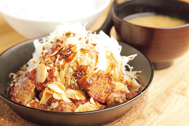 東京トンテキ（大通エリア）　コマトン定食（ご飯・味噌汁付） 700円　※大盛りは無料　一口サイズにカットした豚肉にソースベースの味付け。ご飯がすすむ！