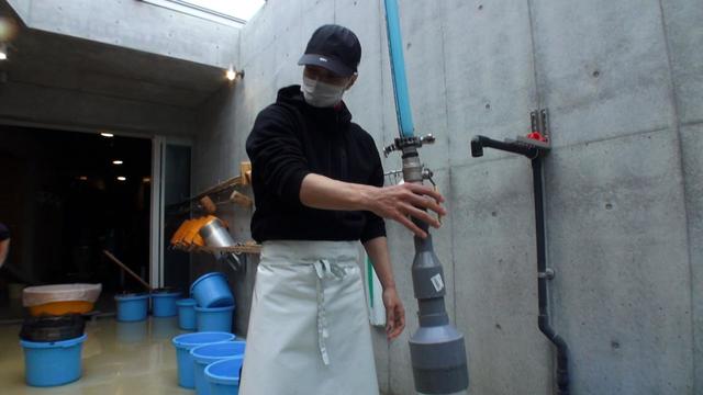 米や道具をきれいにする水場。他と違い外光を取り入れるのも蔵のこだわりのひとつ。