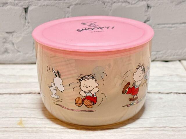 側面はスヌーピーとライナスがジャンプする360度プリント仕様