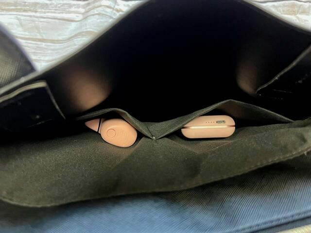 【ファッションセンターしまむら】フロント側の収納スペースには仕切りポケットが2つ。イヤホンやモバイルバッテリーを入れても◎