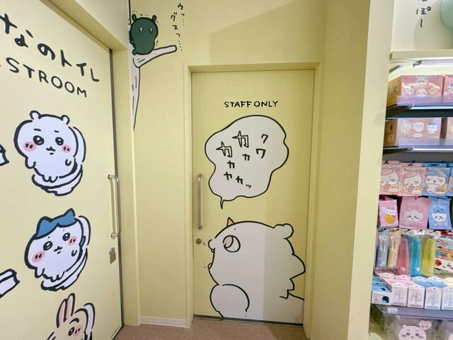 【ちいかわらんど 原宿店】スタッフさんの控え室の扉にはあのこも登場。壁の上部のグレーの子が不憫すぎる…!