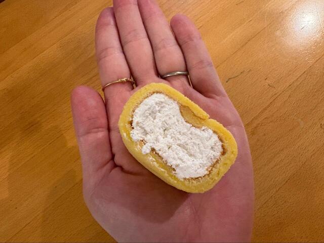 【ロピア もちり プレーン】手に持つとサイズ感がちょうどよく、クリームのボリュームもあり、子どもでも食べやすいです！