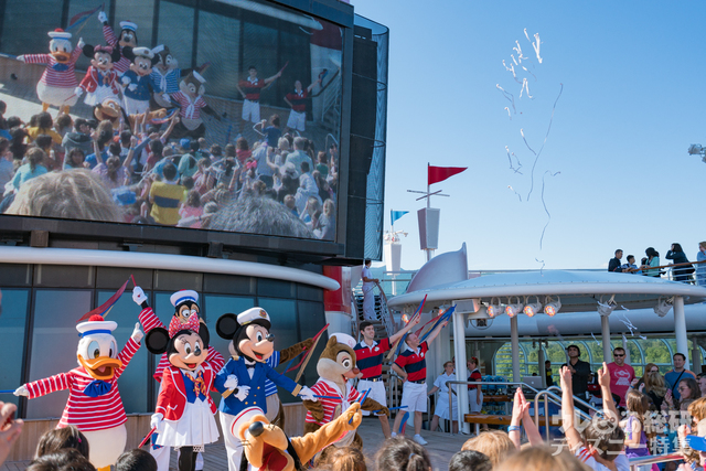 避難訓練が終わるといよいよ出航! 出港時は盛大なデッキパーティーでお祝い!