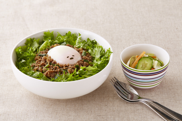 ぐでたまのせ! 火を使わずにそぼろ丼／しゃきしゃき３色野菜の浅漬け風