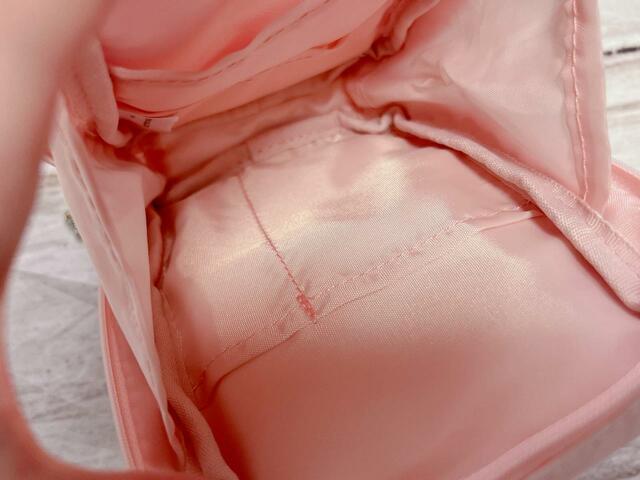 フロント側には縦長の仕切りポケットが2つ