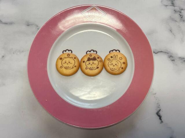 缶バッジにもあるお座りしているちいかわ、ハチワレ、うさぎ