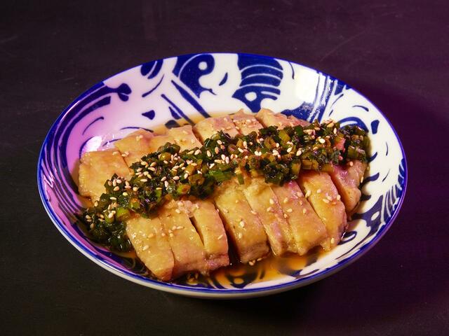 「鶏肉の葱油ソースがけ」＜825円＞【【PRONTO】もっちり小籠包に香る五香粉！「台湾フェア」にお酒がすすむメニューが勢揃い！】