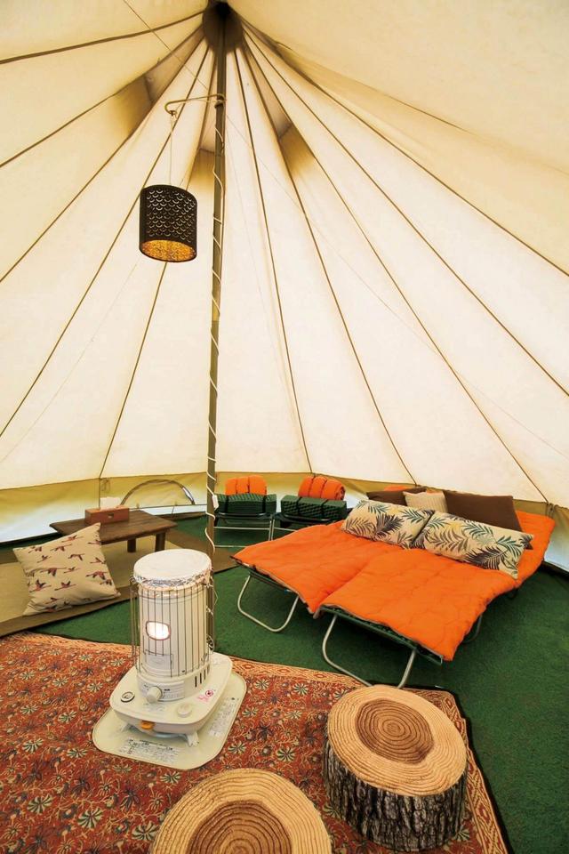 天井高が高いテントが4棟建つ／白州・尾白 FLORA Campsite in the Natural Garden