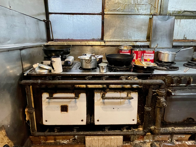 【洋食入舟】この白い扉がいまも活躍中のガスオーブン