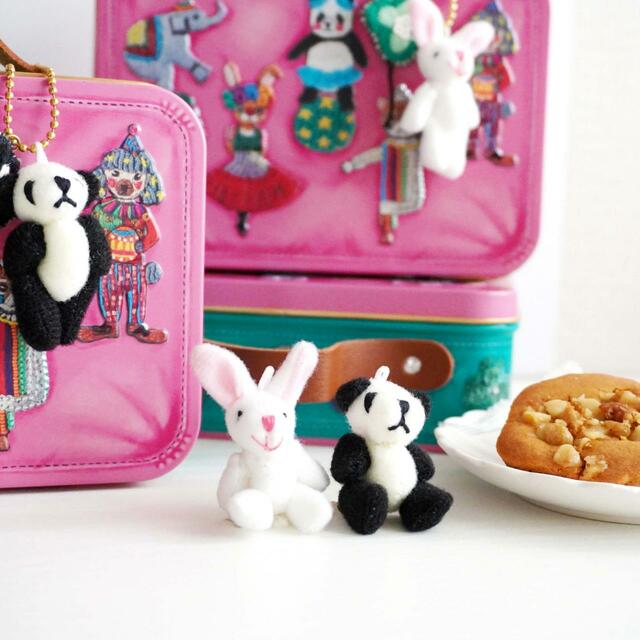 【ぬいぐるみ付きトランク缶】（グルテンフリー＆植物素材で作った、しっとり濃厚キャラメル味のヘルシーケーキ６個入り）価格：3,300円（税込）※おまけのぬいぐるみチャームはtamaoworldの作品ではありません。