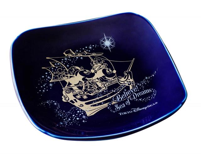 キャラメル&チョコケーキ、スーベニアプレート付き 900円|販売店舗:東京ディズニーシー「カフェ・ポルトフィーノ」|ビリーヴ!~シー・オブ・ドリームス~ スーベニア付きメニュー