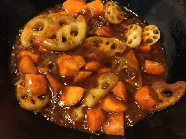 「麻辣香鍋の素」を入れ、ソースが沸騰してきたら中火に