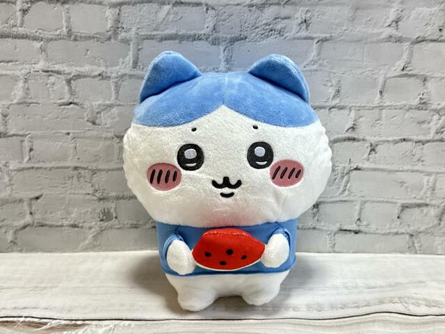 【エニマイくじ ちいかわ~ちいかわと夏の思い出~】スイカを持ってちょこんとお座り♪保護必須のハチワレぬいぐるみ