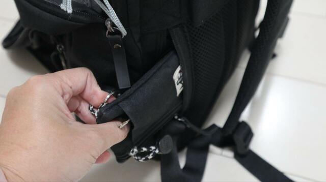 【ニトリ デコホーム　軽くて背負いやすい 2ルームリュック】背面にも1つポケットがあります。キーケースや定期入れを付けられるフック付きコードも搭載されていて便利！