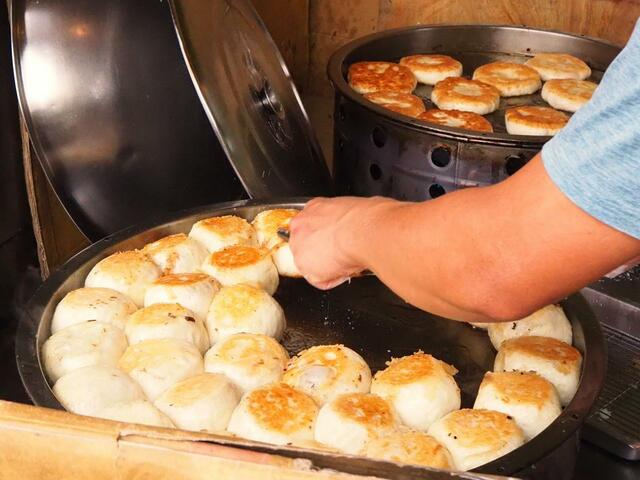 【台湾食べ歩きの旅 #6】屋台の鉄板でご主人が焼く野菜まんじゅう