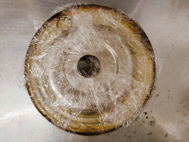 【こげとりぱっとビカ 万能タイプ】塗り伸ばしたらラップを隙間なく巻きます