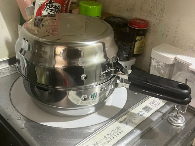 【揚げてお仕舞い】天ぷら鍋として使っていた鍋をひっくり返して蓋にします