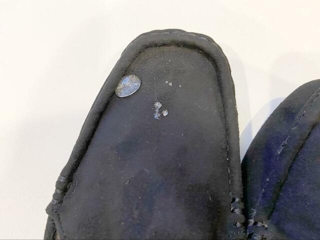 【GLOBAL WORK らくっション撥水モカシン】名前の通り撥水加工付き。水を垂らしてみたところ、しっかり弾いてくれました！