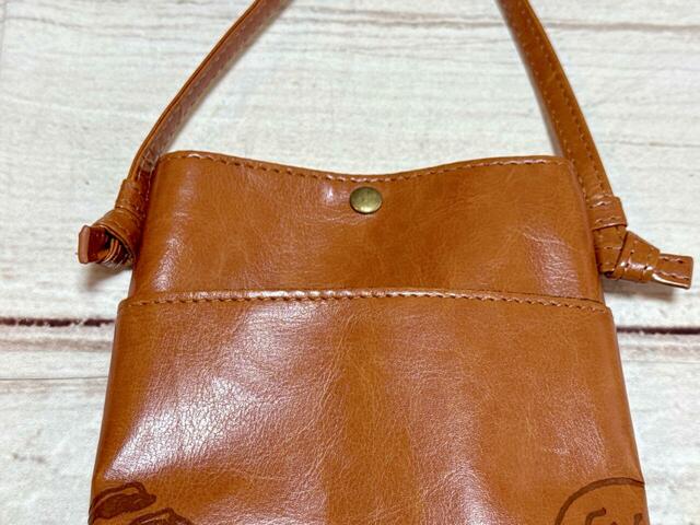 フロントには、スマホを入れるのにぴったりなポケット付き