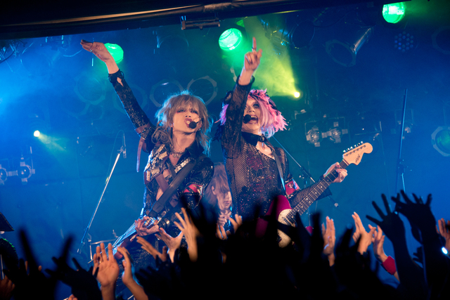 えんそく・クラオカユウスケ(G)/Joe(G)