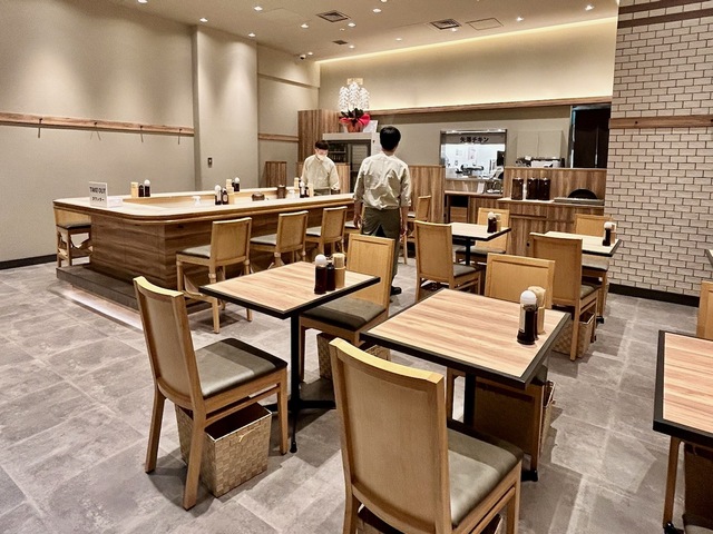 【矢澤チキン】テーブルとカウンター席がある。テイクアウトも可能だ