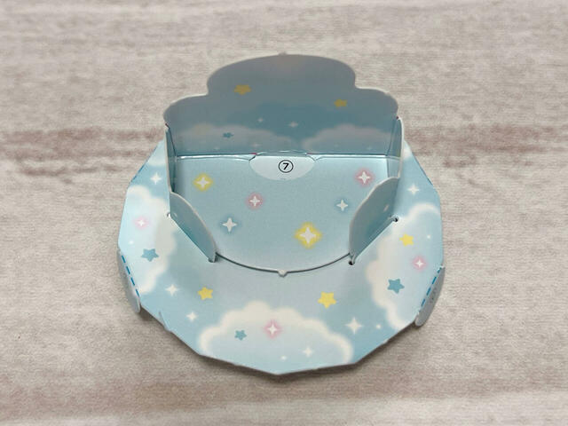 いす1、2の折り筋をそれぞれ折り、差し込み箇所を差し込んで組み立て完成!