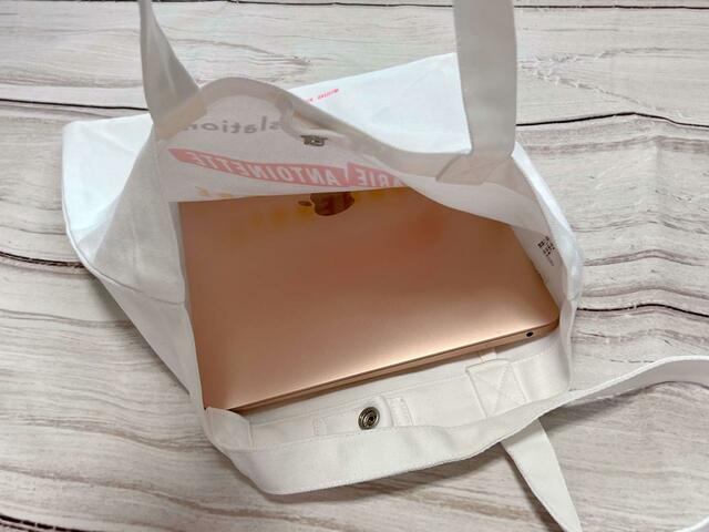 【UNIQLO（ユニクロ）セレブレイティング　ソフィア・コッポラ トートバッグ】ノートPCも楽々入るサイズ感！