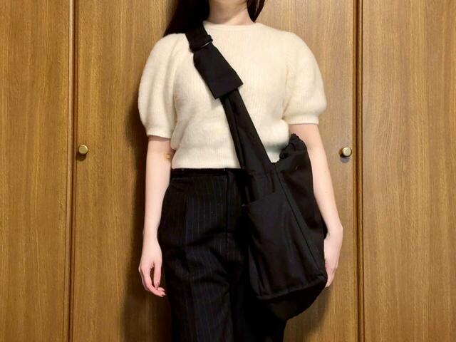 普段使いの際の少量の荷物を入れて斜めがけにして持ってみました
