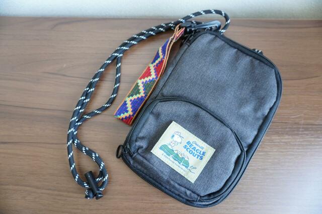 暗めのグレーが印象的なショルダーバッグ