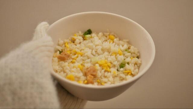 【セブン-イレブン　炒飯＆焼餃子】パラパラの彩り豊かな炒飯