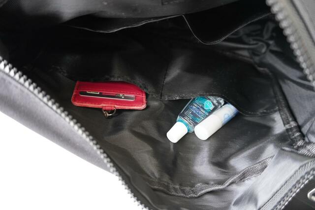 内ポケットにICカードや身だしなみグッズを入れてみても◎