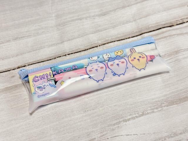 【ちいかわ×DAISO限定デザイン】「スリムペンケース ちいかわ」必要最低限のステーショナリーを持ち歩くのにちょうどいいサイズ感
