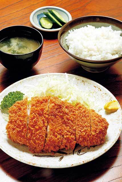 きっちん 浜家（錦糸町） ロースカツ定食 800円 肉厚のロースをかむとたちまち脂の甘味が口に広がる。サクッとした衣も香ばしい。