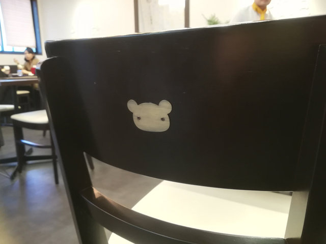 イスの背にもリラックマのシルエットが ©2018 San-X Co., Ltd. All Rights Reserved.