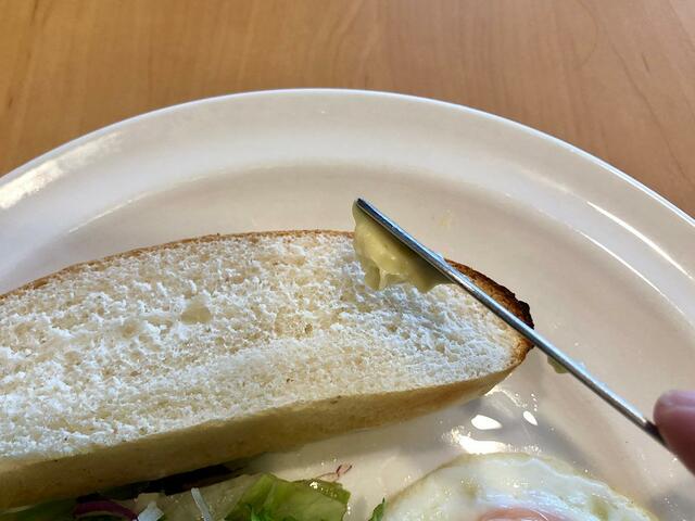 【ガスト ライトモーニングプレート】マーガリンもたっぷり塗っていきます