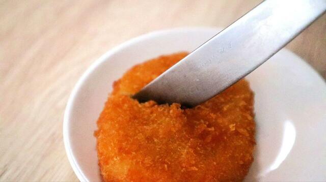 【ローソンストア100  おいしいコロッケ（40g×5個入）】レンジで加熱後、ナイフで切ってみると、衣がサックサク！