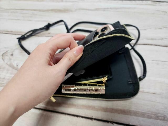 スマホを外のポケットに入れた場合は、中にカードケースをイン。口紅も入りますよ♪【GLOW 2023年11月号増刊】付録「SNOOPYスヌーピーカードケース付きレザー調スマホポシェット」