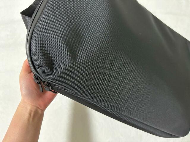 【UNIQLO　3WAYスマートバッグ】生地は硬めだから足元に置いても邪魔になりません