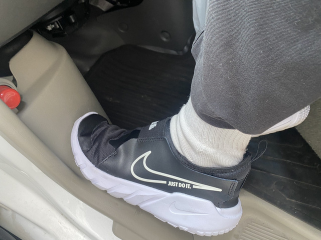 【NIKE フレックス ランナー 2】全体に柔らかい作りで足の曲げ伸ばしもしやすいのがGood。車の運転もしやすいです