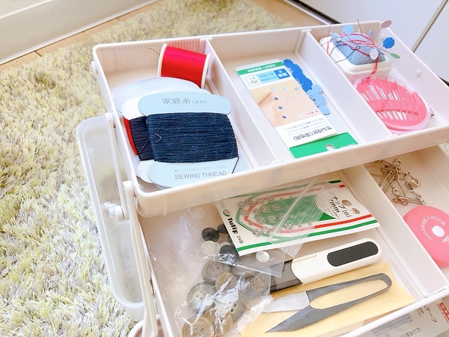 【3COINS ツールボックス】裁縫道具の収納に使ってみました。一番上には使用頻度の高い針と糸を収納