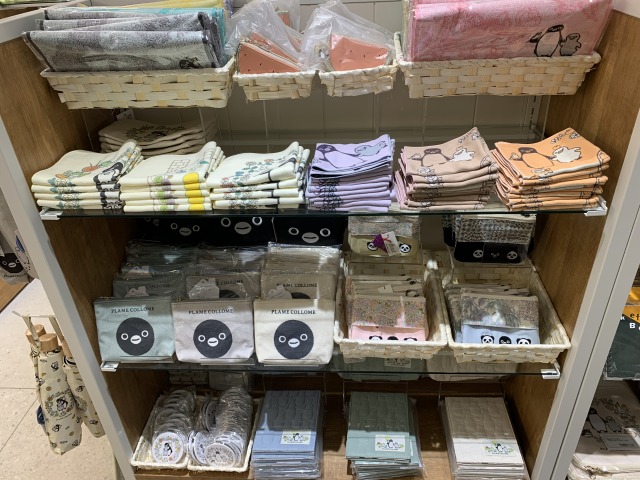 ハンカチなどの布小物も充実