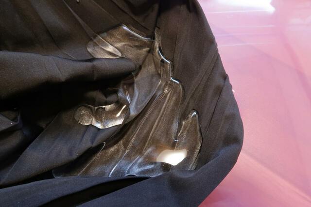 レディース撥水ランダムプリーツスカート(税込1,900円)ブラック/水が入った容器に浸けた状態