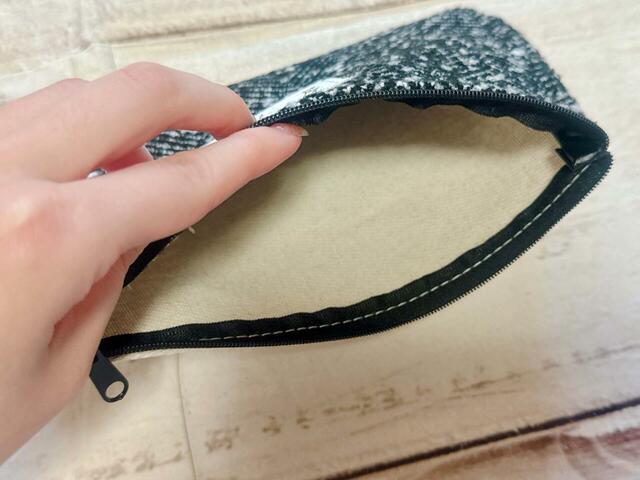 内側はポケットや仕切りなどがないシンプルな作り