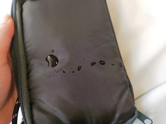 【InRed 6月号】「付録：Traditional Weatherwear スマホケース 撥水加工付きポシェット」実際に水をかけてみた