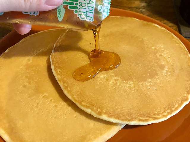 【カルディ 【冷凍】マリン 銅板焼ホットケーキ】付属のメープル入りシロップをたっぷりかけていただきます!