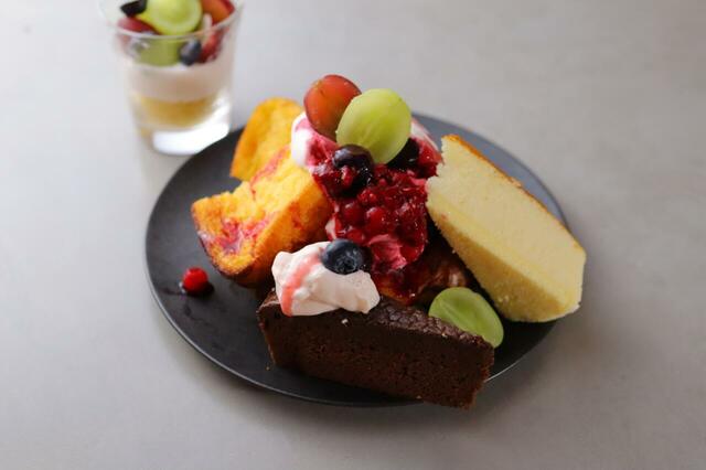 「好きな組み合わせで本格デザート食べ放題」<期間:2025年11月4日〜>【恵比寿発“EDW”の新業態!本格イタリアンの食べ放題ビュッフェ「Espresso D Works 岡崎店」が、三井アウトレットパーク岡崎に11月4日にオープン!】