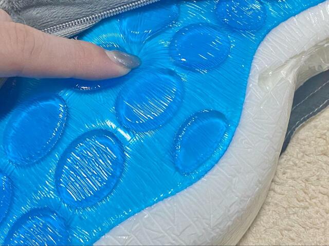 【MyComfoet　低反発クッション】中のWクッション構造がプニプニ柔らかい